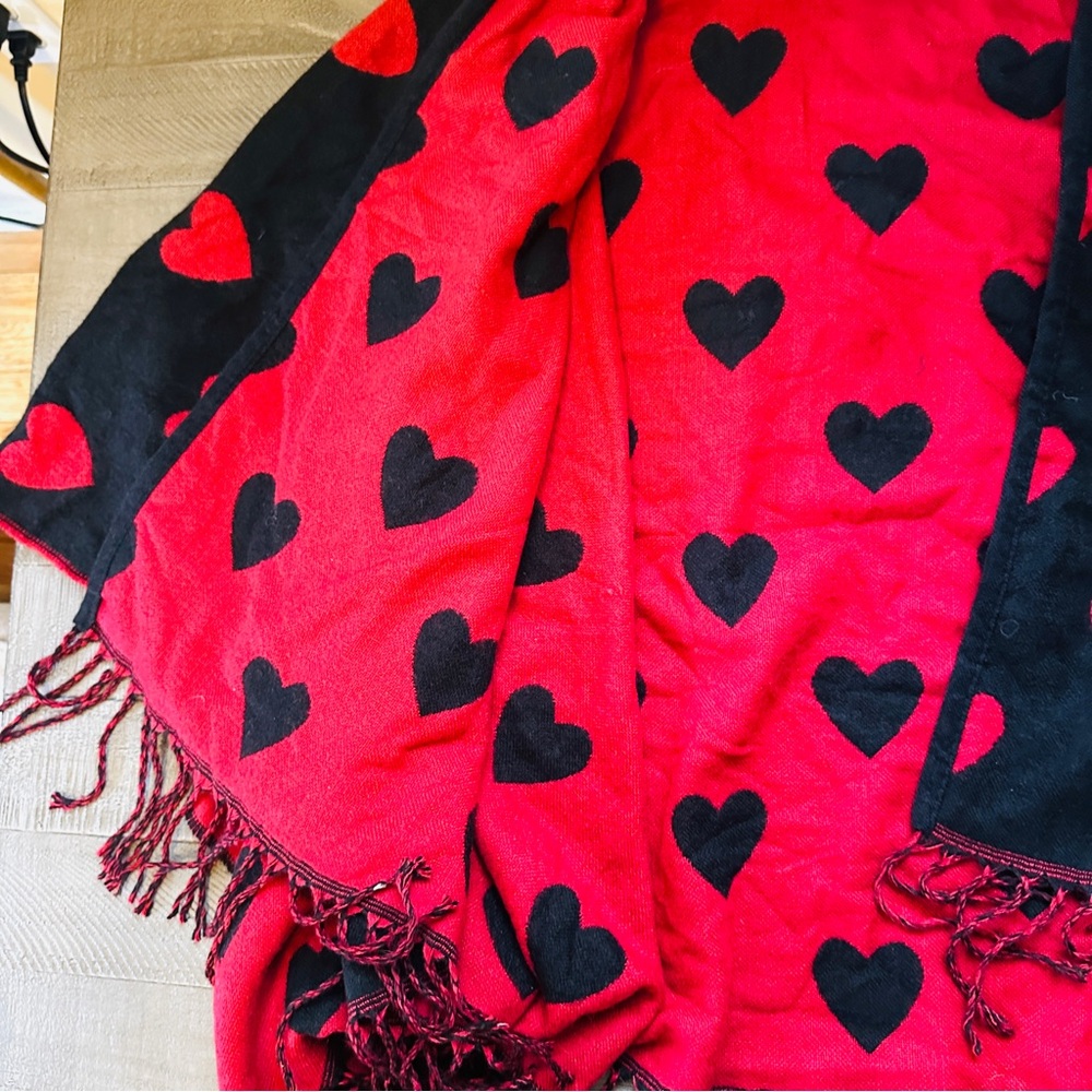NWT Steve Madden Valentine’s Day Hearts Reversible Cape Wrap Shawl One Size - Picture 5 of 6
